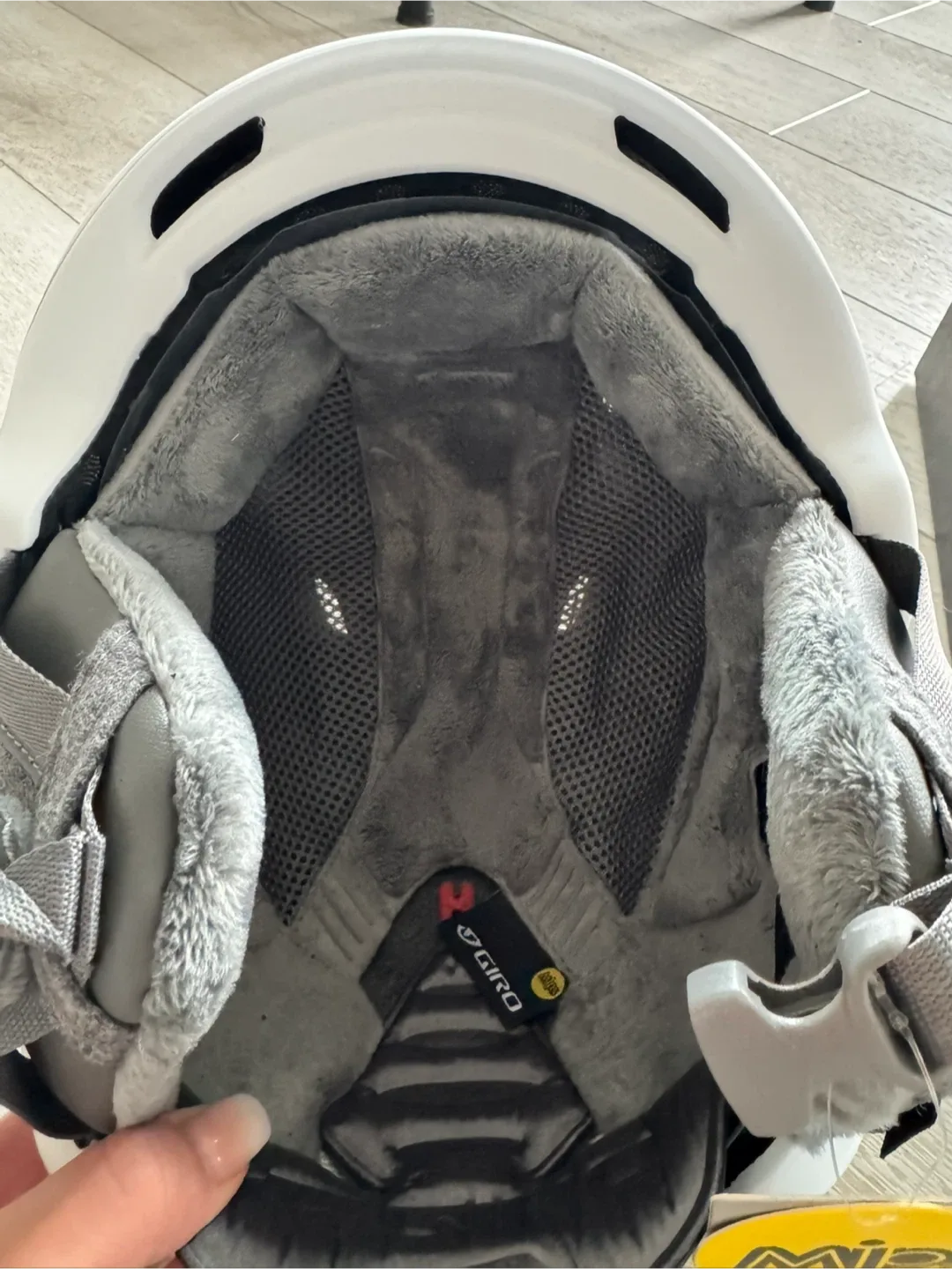 Giro Avera Snow Helmet - White image indicator(2)