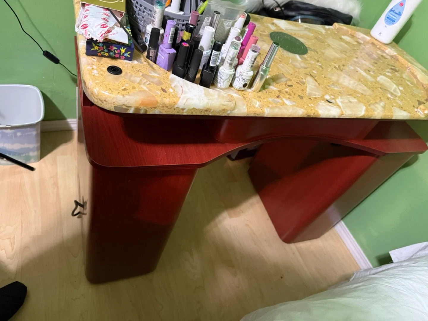 Nail Technician Desk image indicator(2)