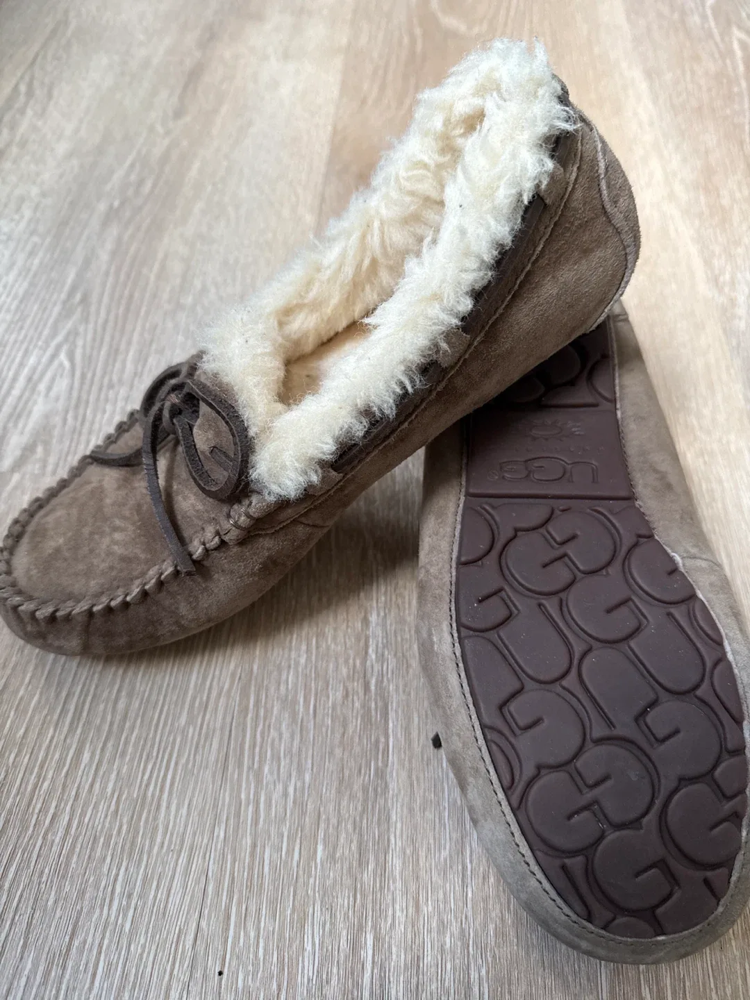 UGG Women's Dakota Moccasin Slippers, Size 7 image indicator(2)