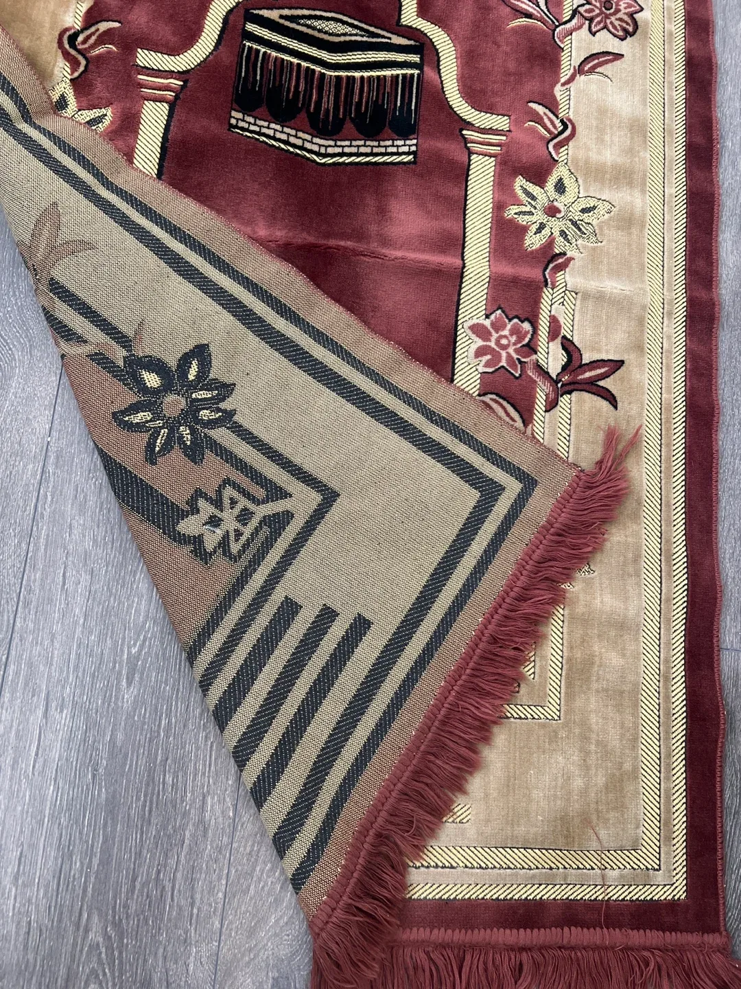 Prayer Rug - Burgundy & Gold image indicator(4)