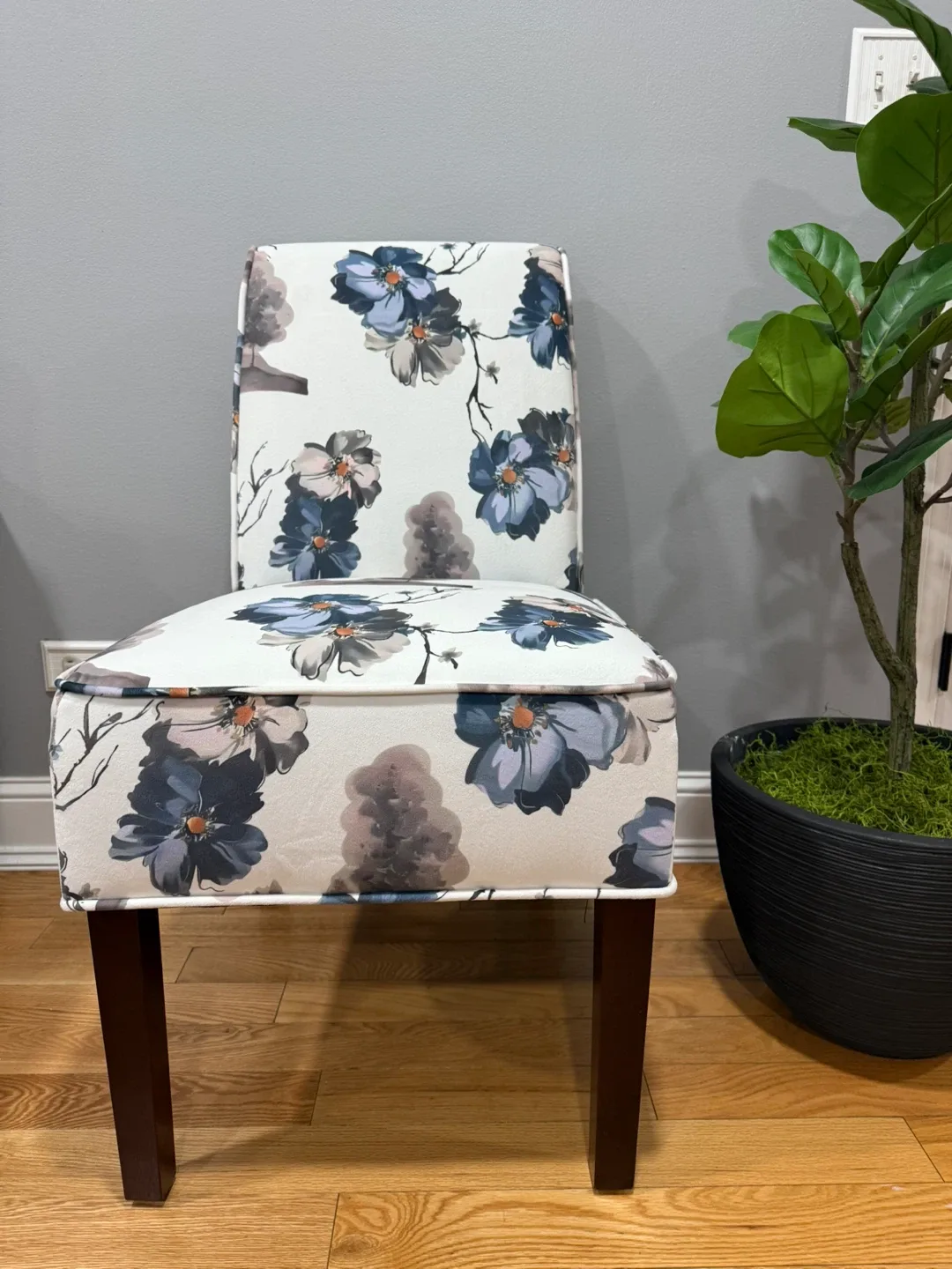 DRM'SCUUM Floral Accent Chair image indicator(3)
