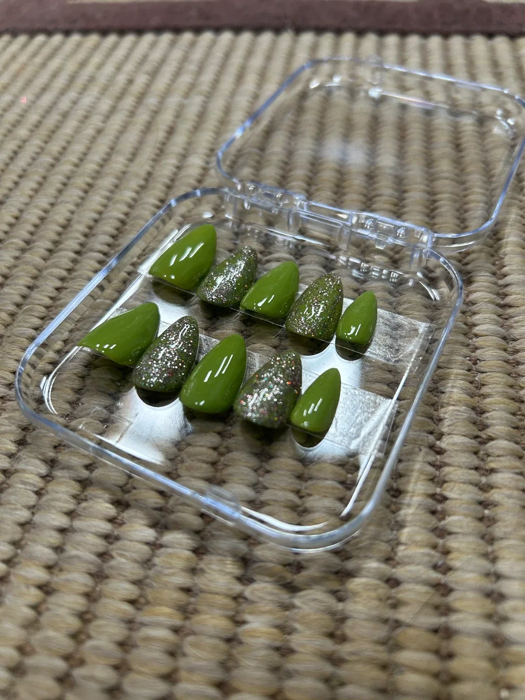 Green Press-On Nails with Glitter Accents (S) thumbnail