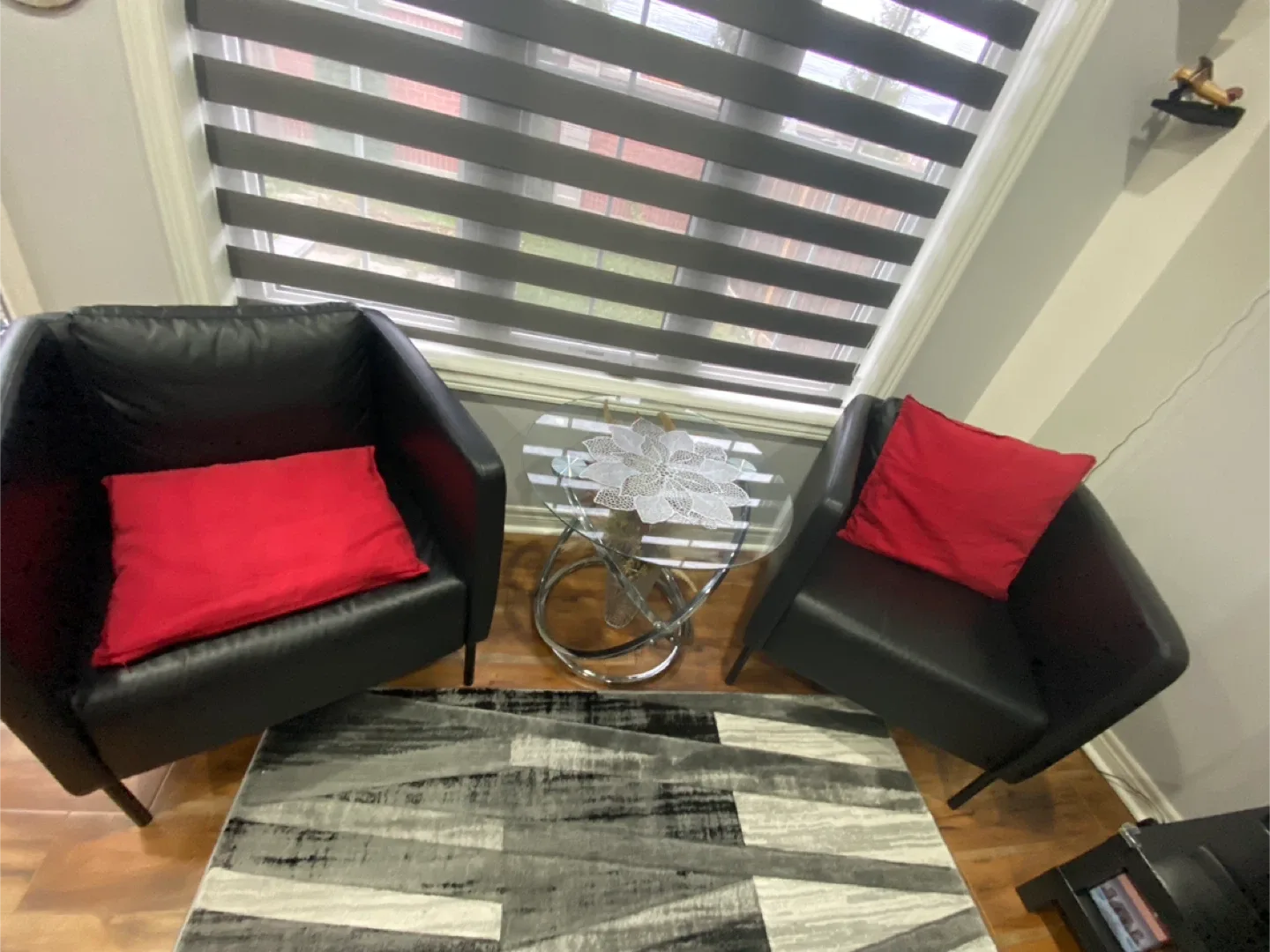 URGENT!!!!!!!Moving out sale for living room sofa set image indicator(2)