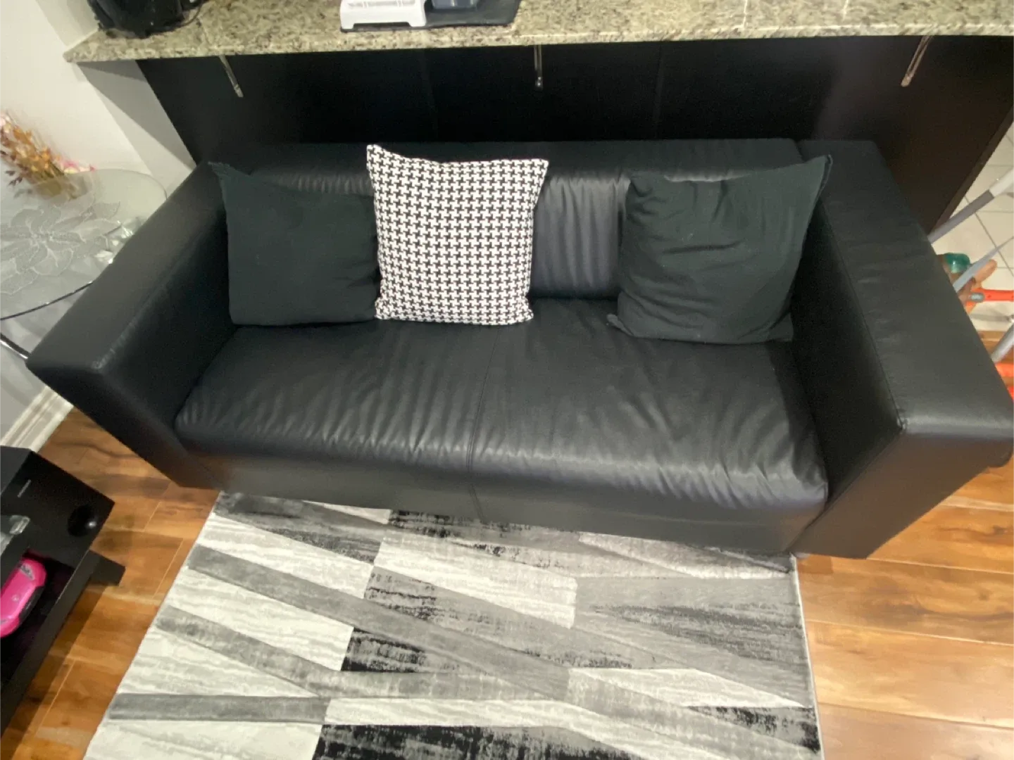 URGENT!!!!!!!Moving out sale for living room sofa set image indicator(3)