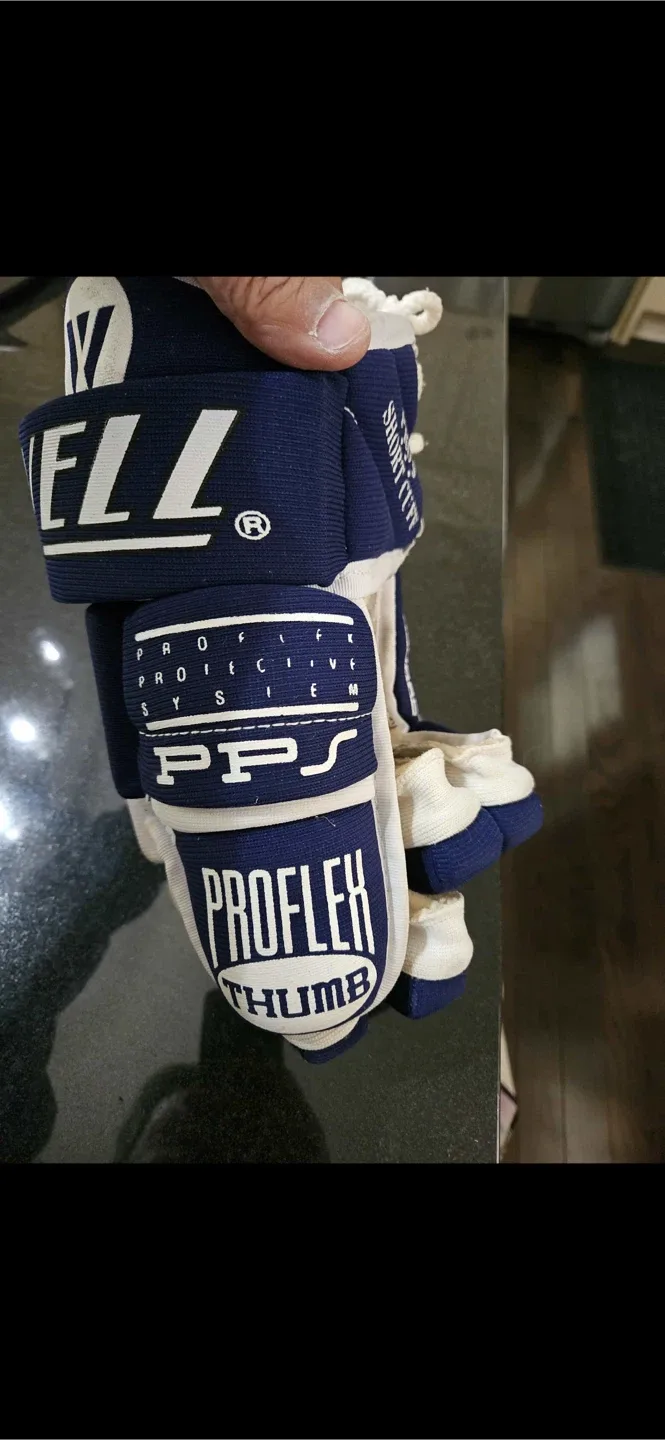 Winn Well Pro 9 Hockey Gloves thumbnail