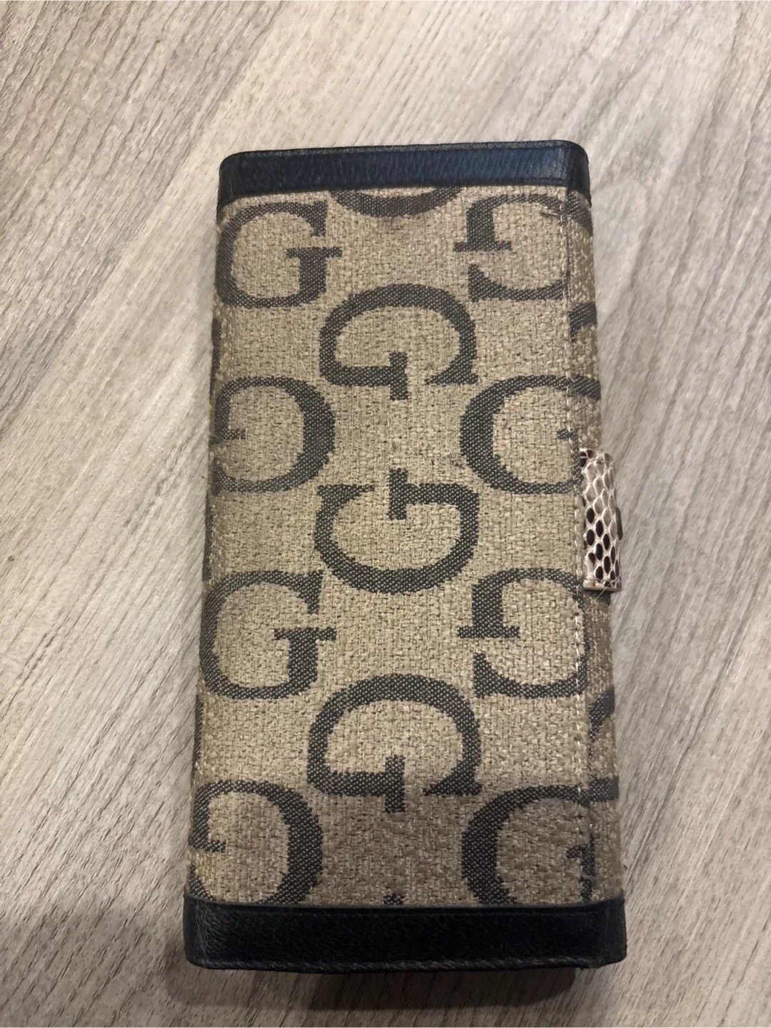 Guess Wallet image indicator(2)