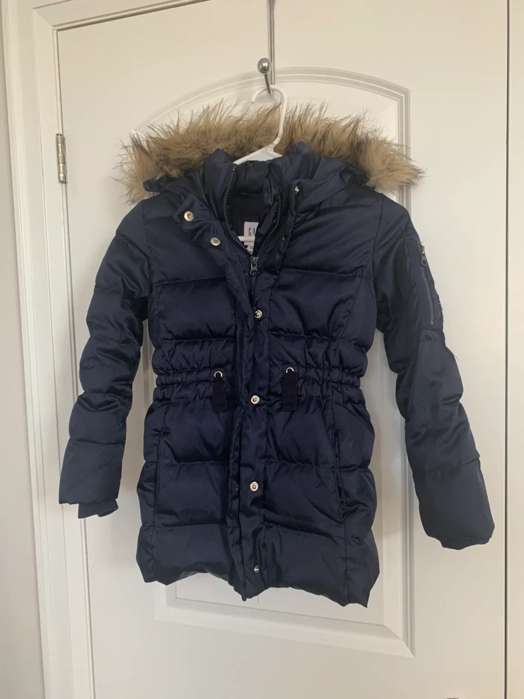 Girls GAP Kids Winter Jacket (Size 6-7). Mint condition 75% down image indicator(4)