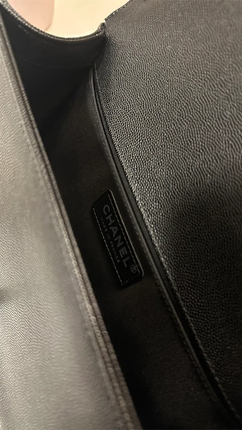 Chanel Boy Bag Black caviar image indicator(7)