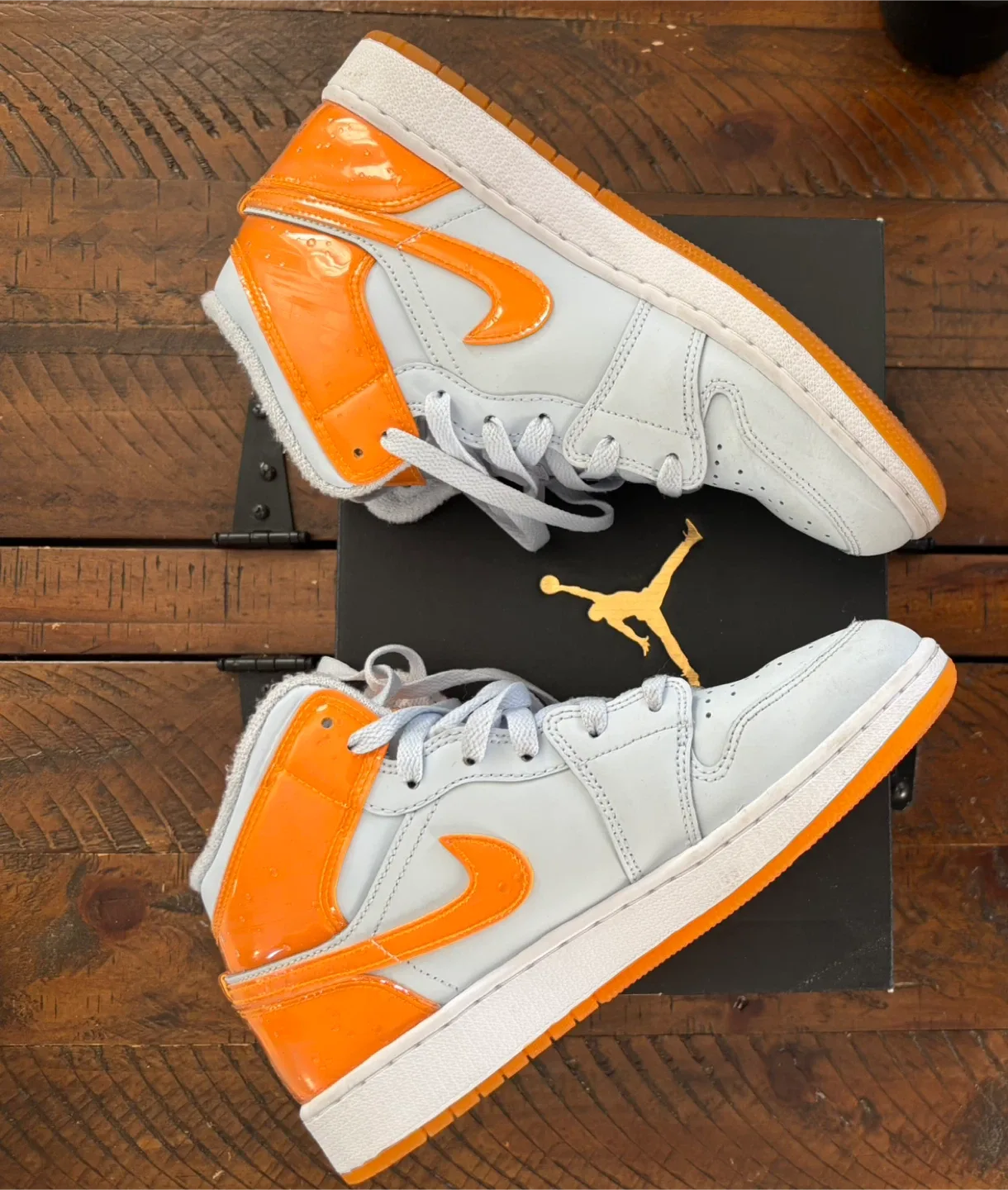 Air Jordan 1 Mid SE (GS) Size 6Y image indicator(3)