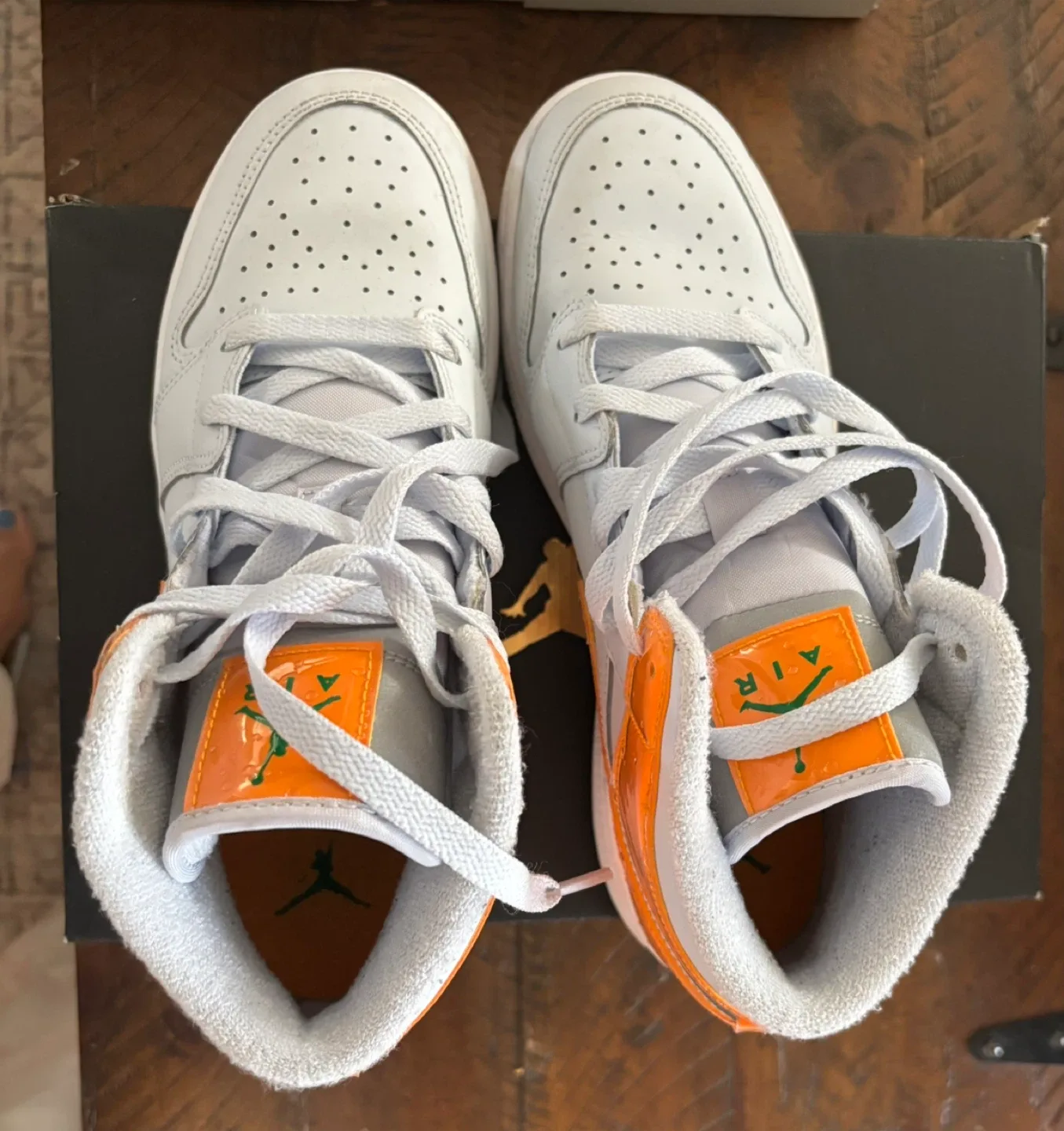 Air Jordan 1 Mid SE (GS) Size 6Y image indicator(2)