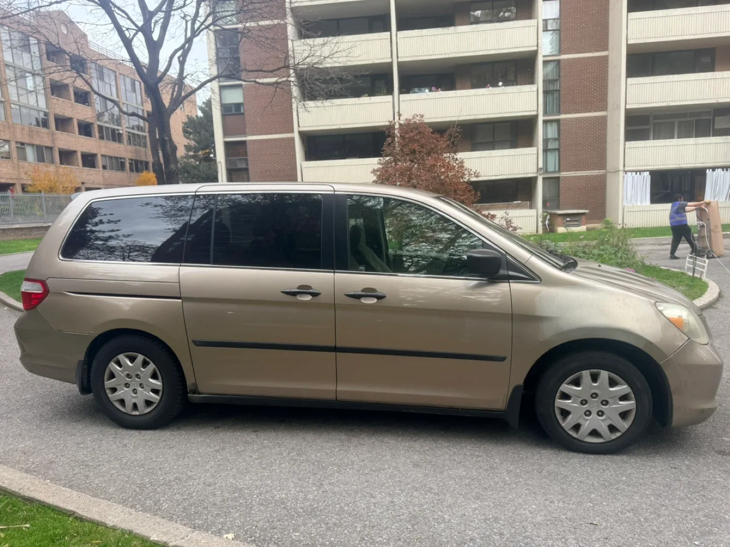 2007 Honda Odyssey LX Minivan - Gold image indicator(4)