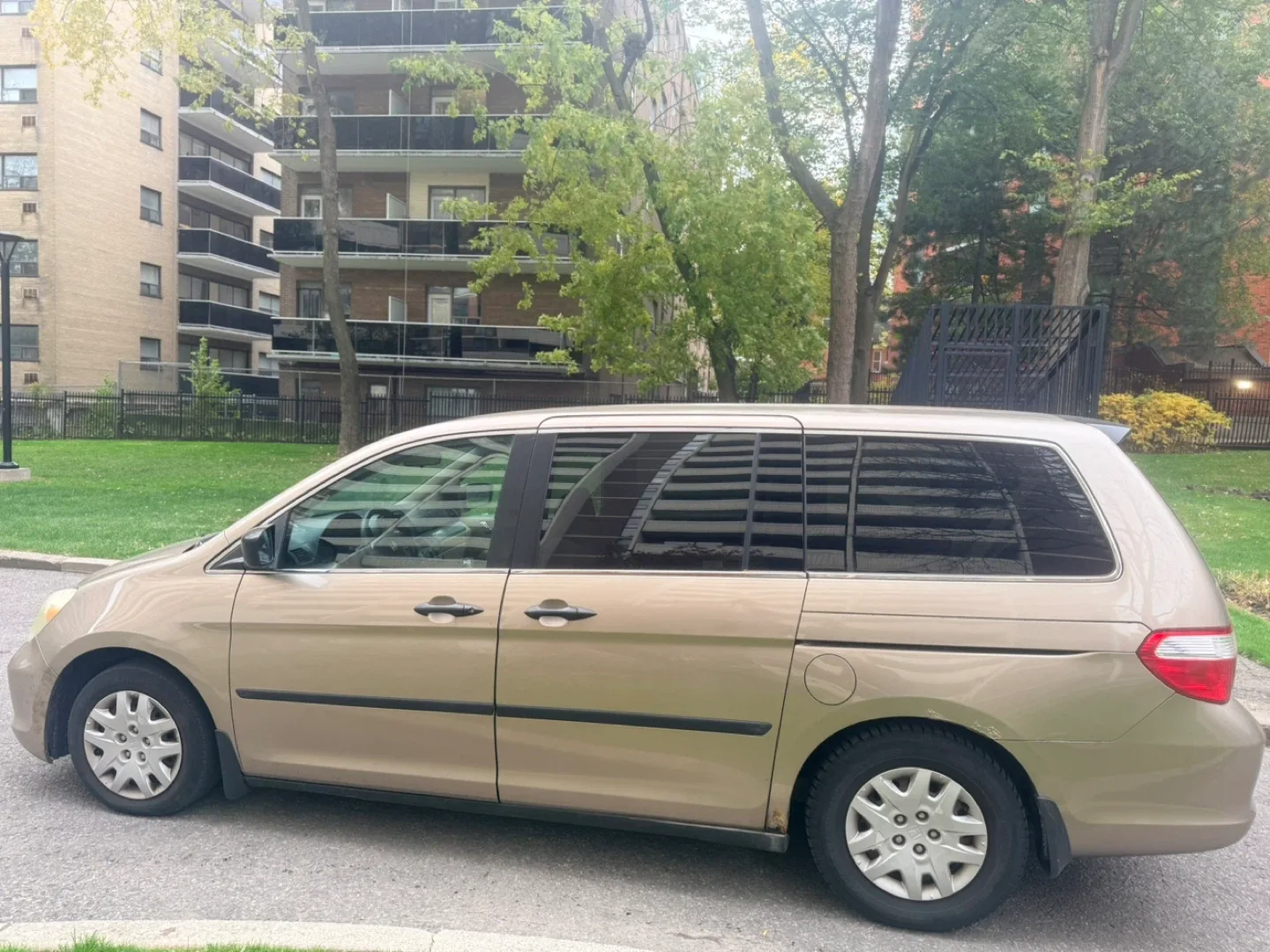 2007 Honda Odyssey LX Minivan - Gold image indicator(5)