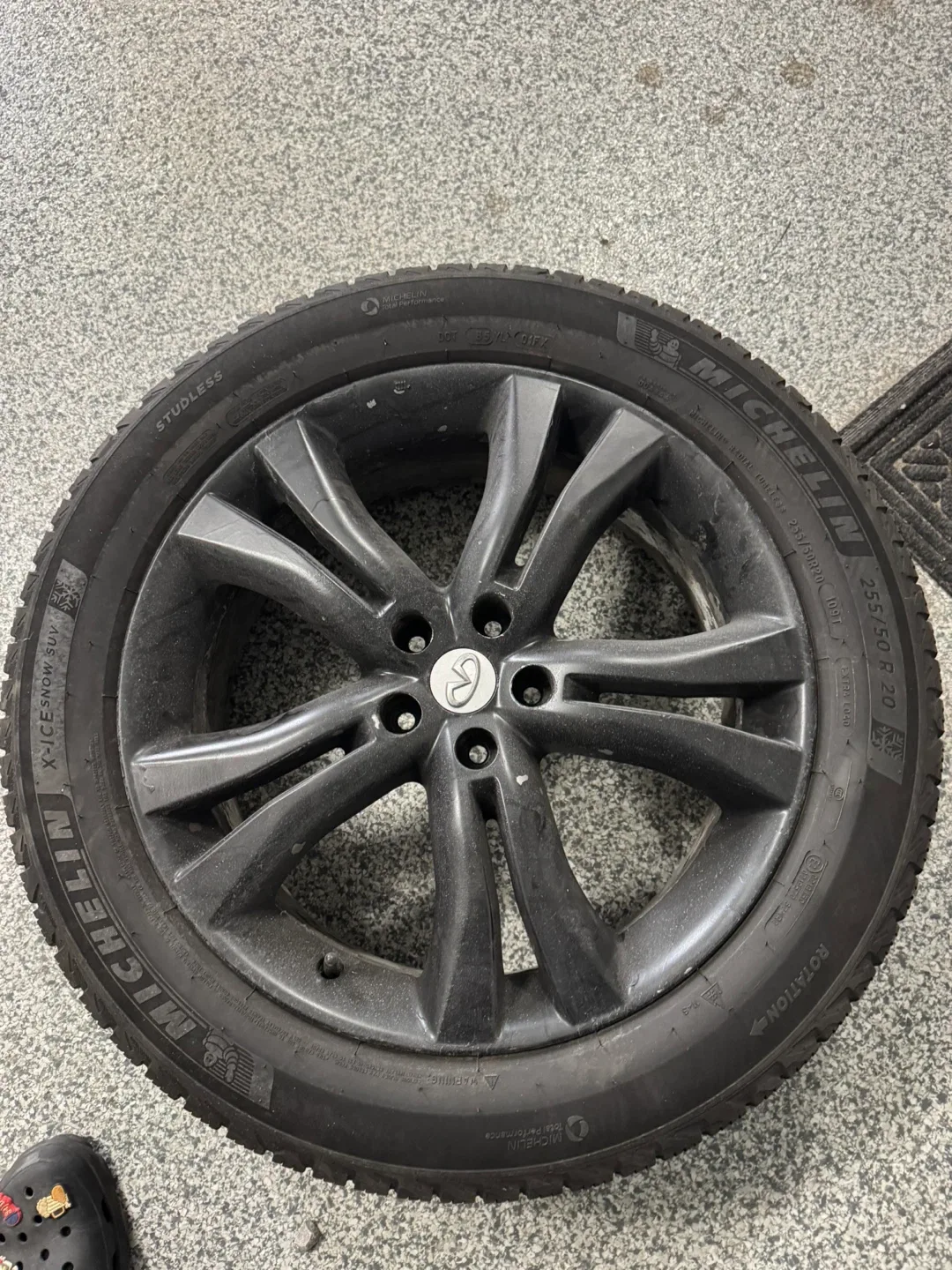 Infiniti Rim with Michelin X-Ice Snow Tire 255/50R20 image indicator(2)