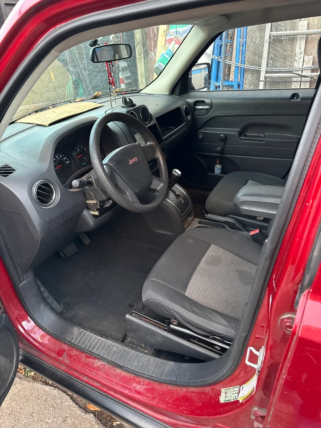 Jeep Patriot - Red SUV image indicator(3)