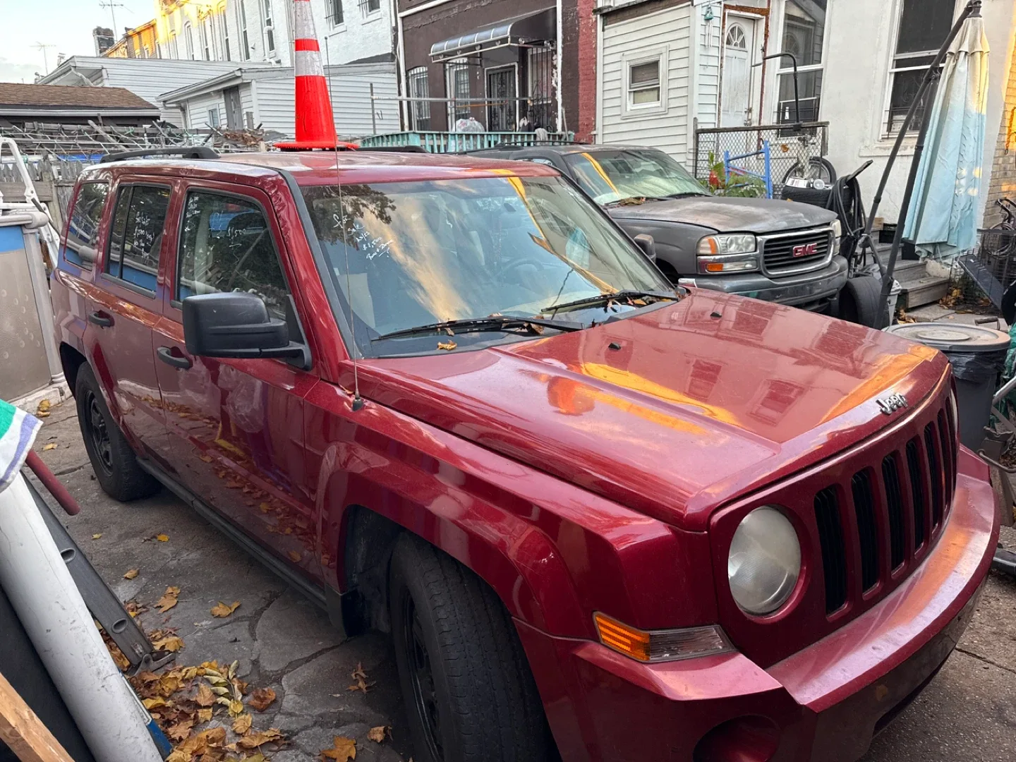 Jeep Patriot - Red SUV image indicator(2)