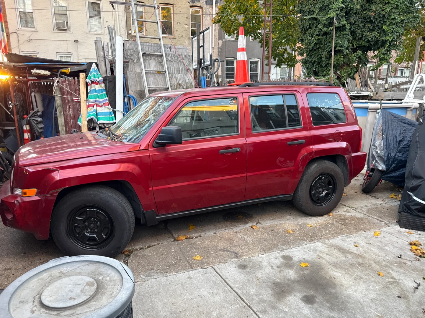 Jeep Patriot - Red SUV
