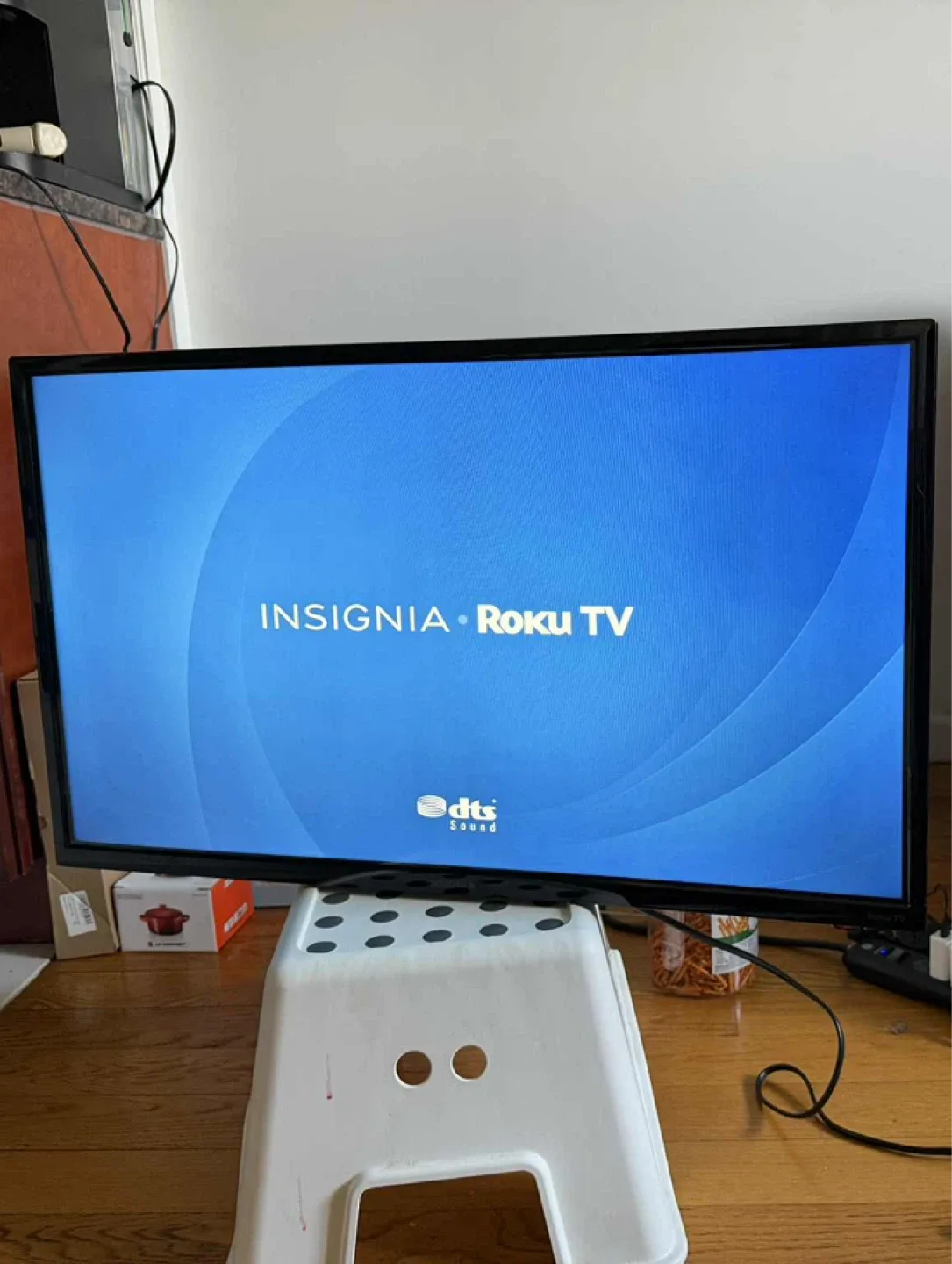 Insignia 32" Roku TV - NS-32DR310NA17 image indicator(3)