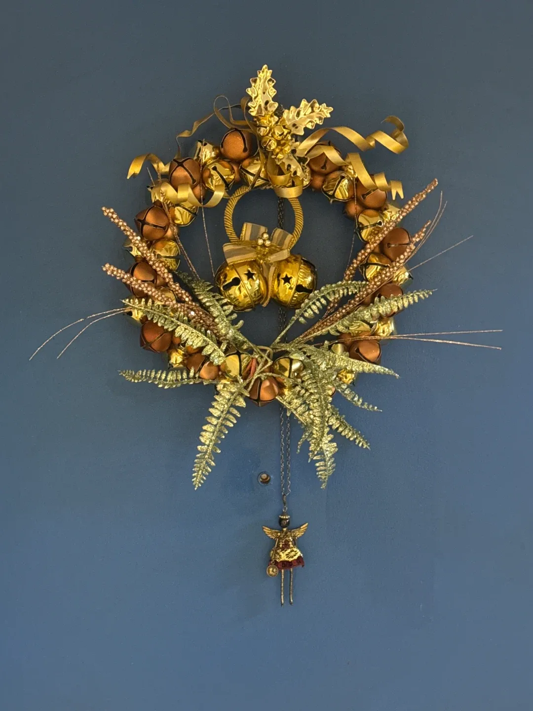 Gold Christmas Wreath Decoration thumbnail