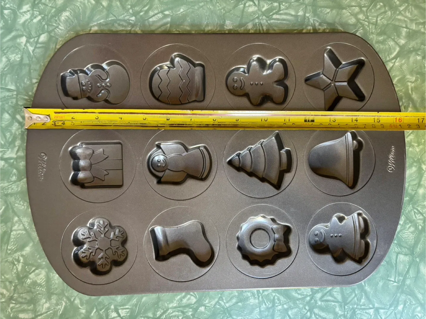 🥕 Wilton Holiday Cookie Pan, 12-Cavity image indicator(3)