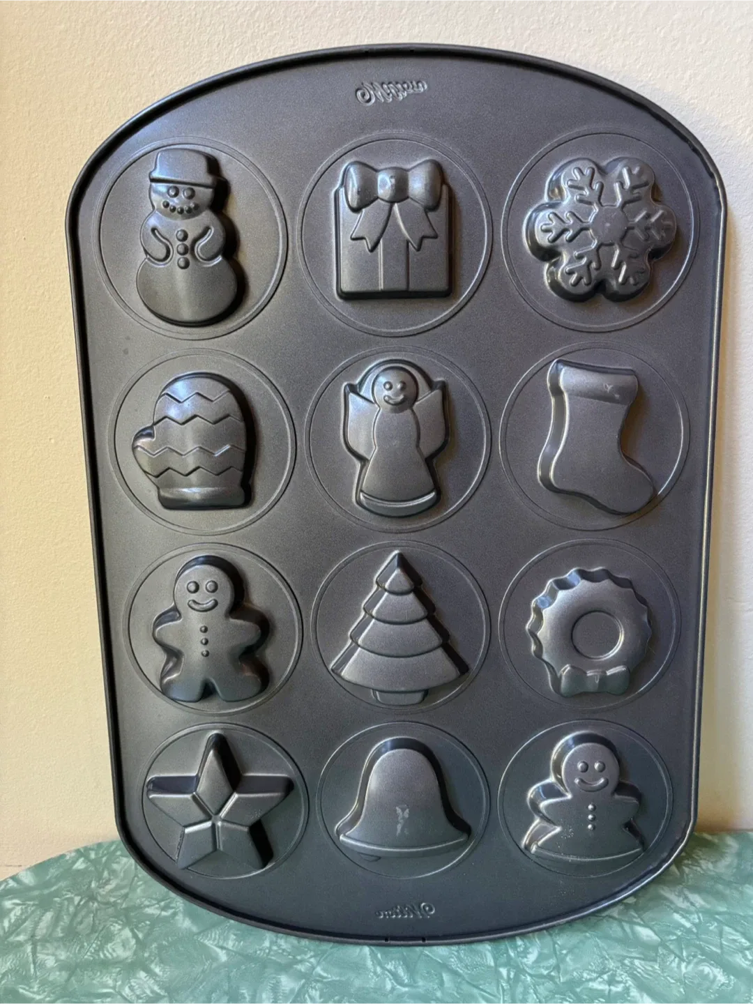 🥕 Wilton Holiday Cookie Pan, 12-Cavity image indicator(2)