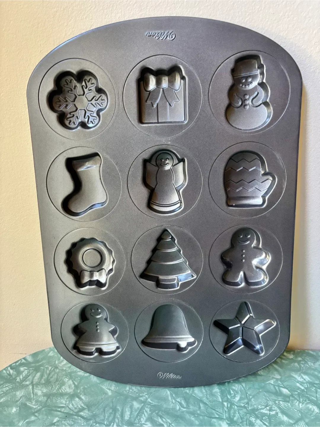🥕 Wilton Holiday Cookie Pan, 12-Cavity thumbnail