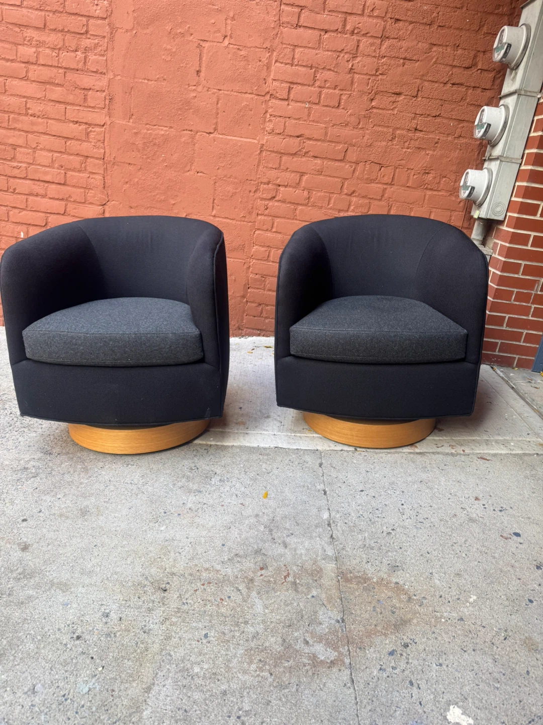 Pair of Black Swivel Chairs - photo 2