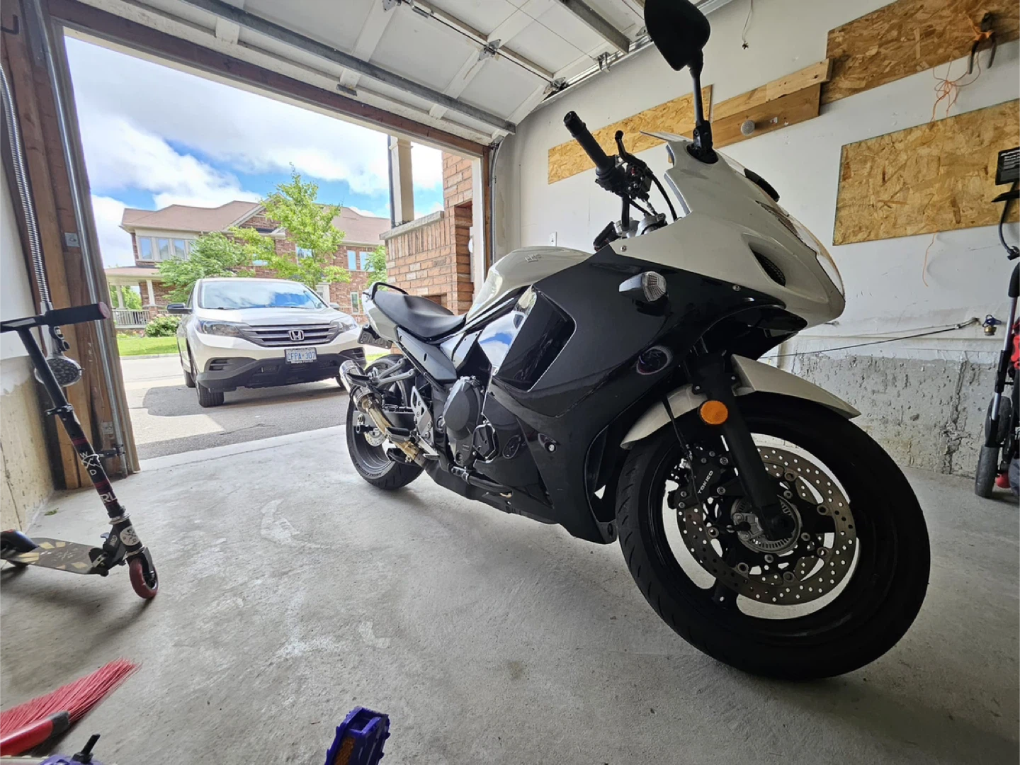 Suzuki GSX 650F Motorcycle - White & Black - photo 3