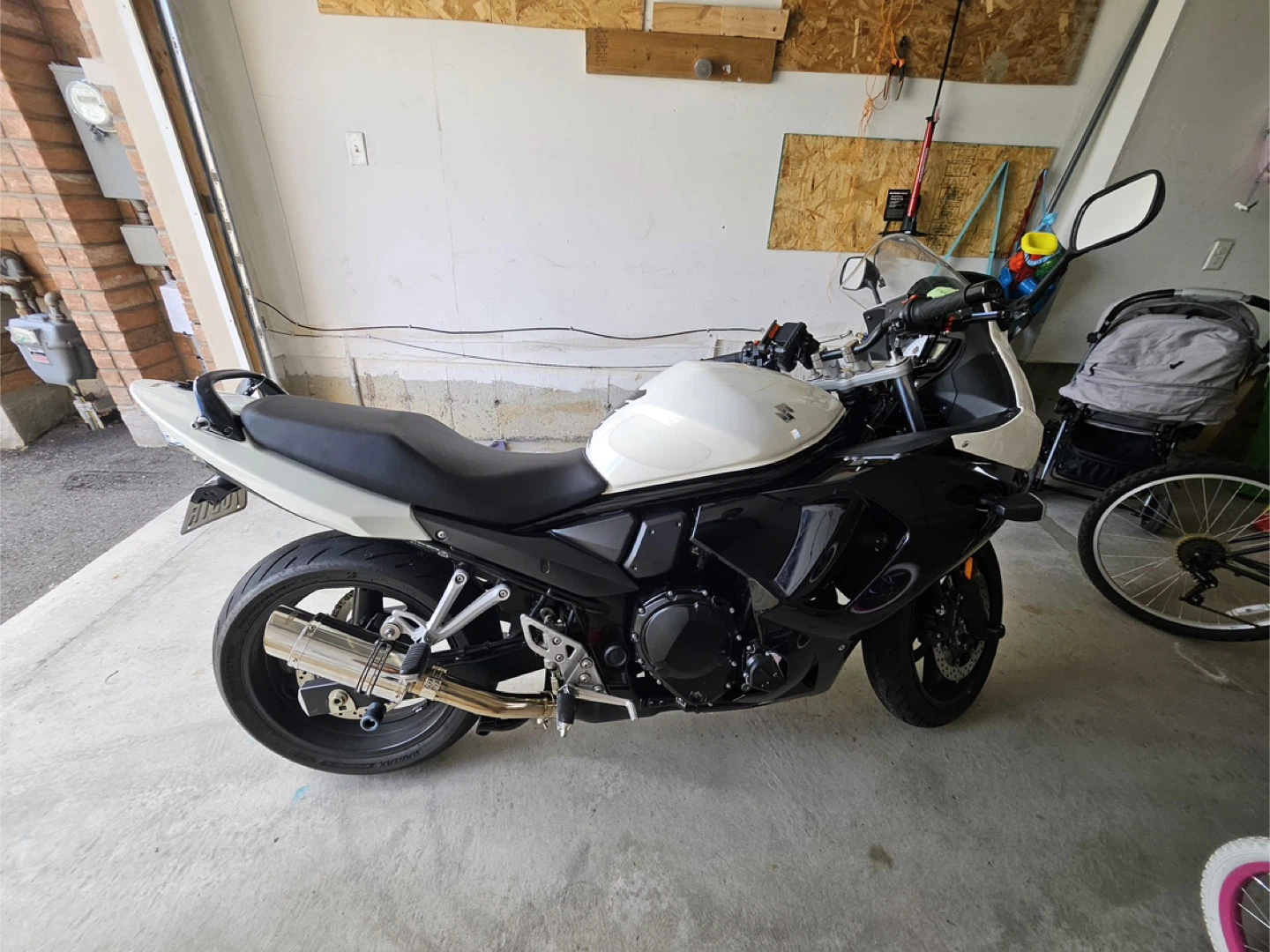 Suzuki GSX 650F Motorcycle - White & Black