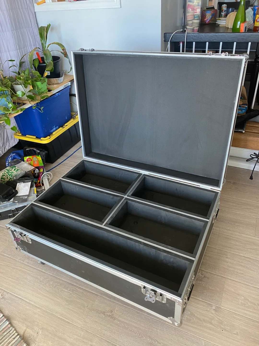 carrying case or flight case. 80.5 x 110 x 34.5 cm image indicator(4)