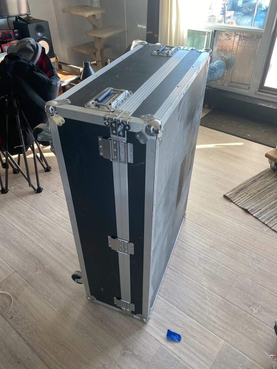 carrying case or flight case. 80.5 x 110 x 34.5 cm image indicator(3)