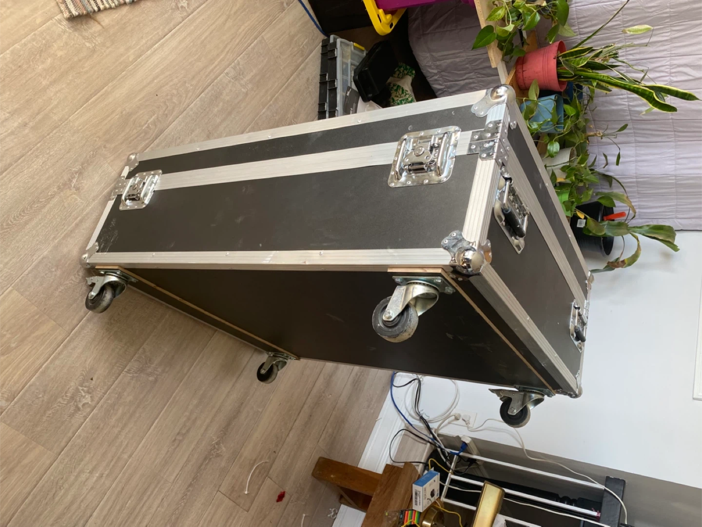 carrying case or flight case. 80.5 x 110 x 34.5 cm