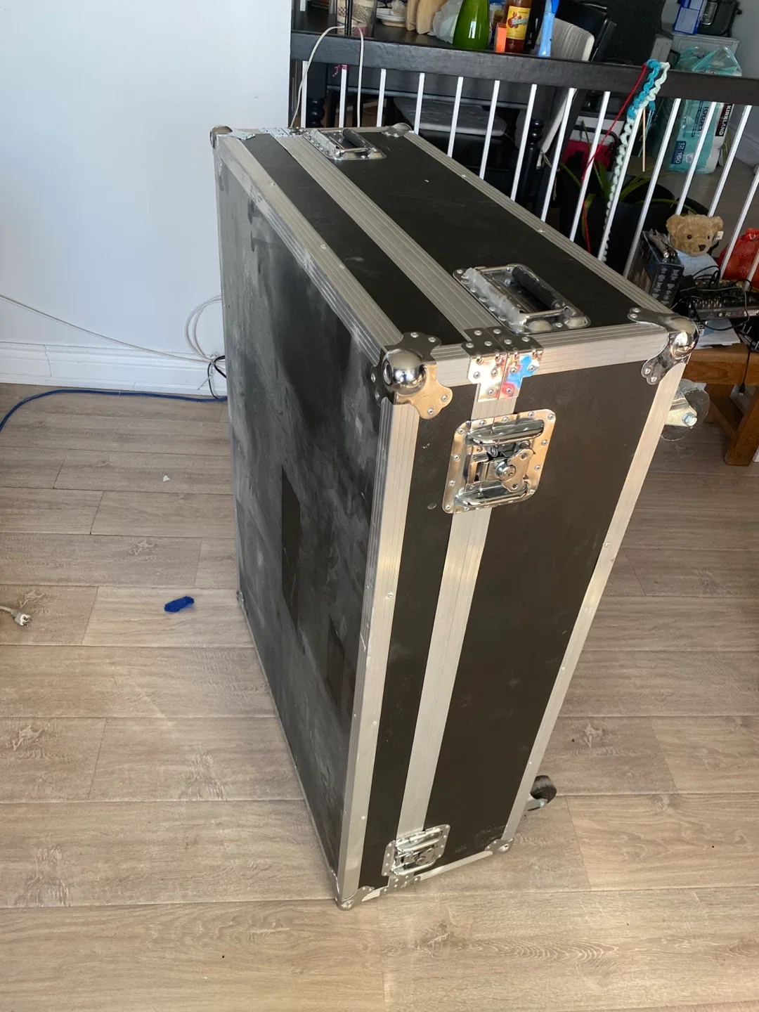 carrying case or flight case. 80.5 x 110 x 34.5 cm image indicator(2)