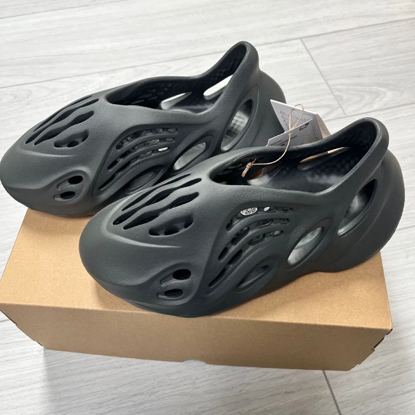 Yeezy Foam Runner Onyx Size US 10 image indicator(2)