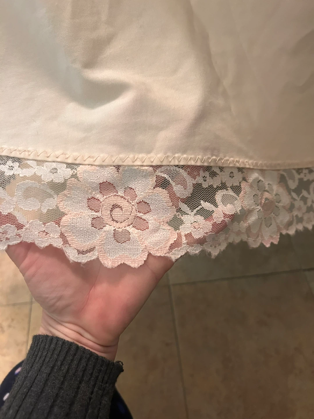 🥕 Vintage Lace Trimmed Linen Tablecloth - Cream 🥕