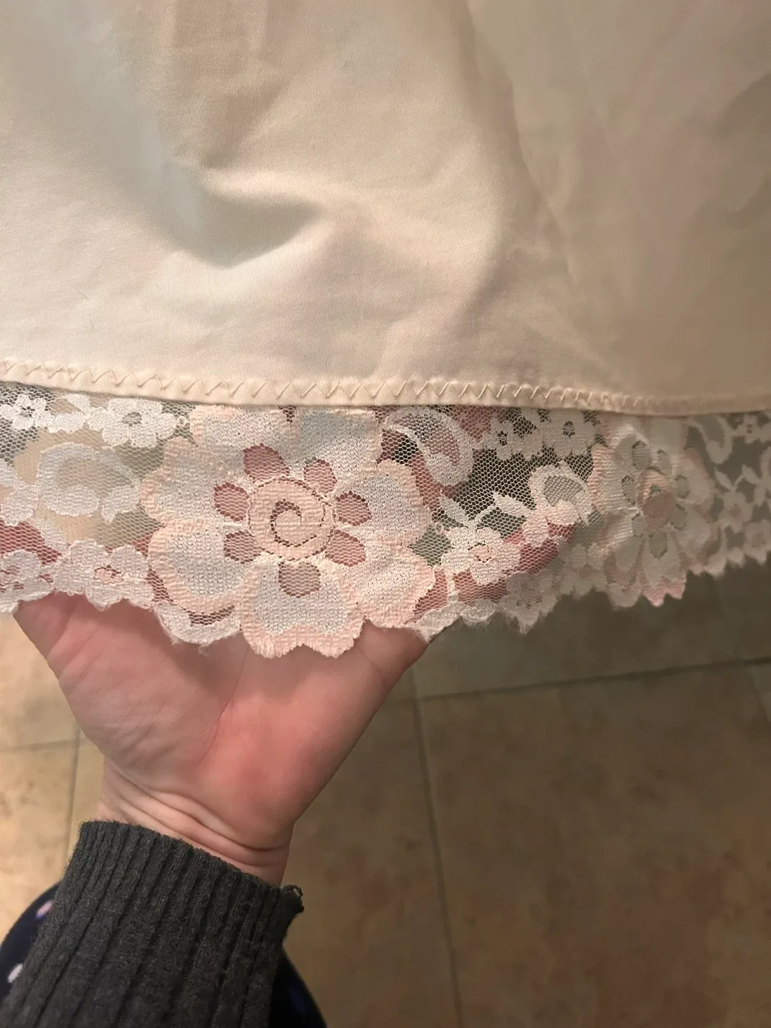 🥕 Vintage Lace Trimmed Linen Tablecloth - Cream 🥕 thumbnail