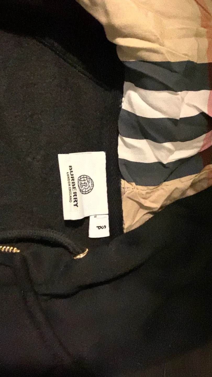 ‼️Burberry Hoodie Size S‼️ image indicator(2)