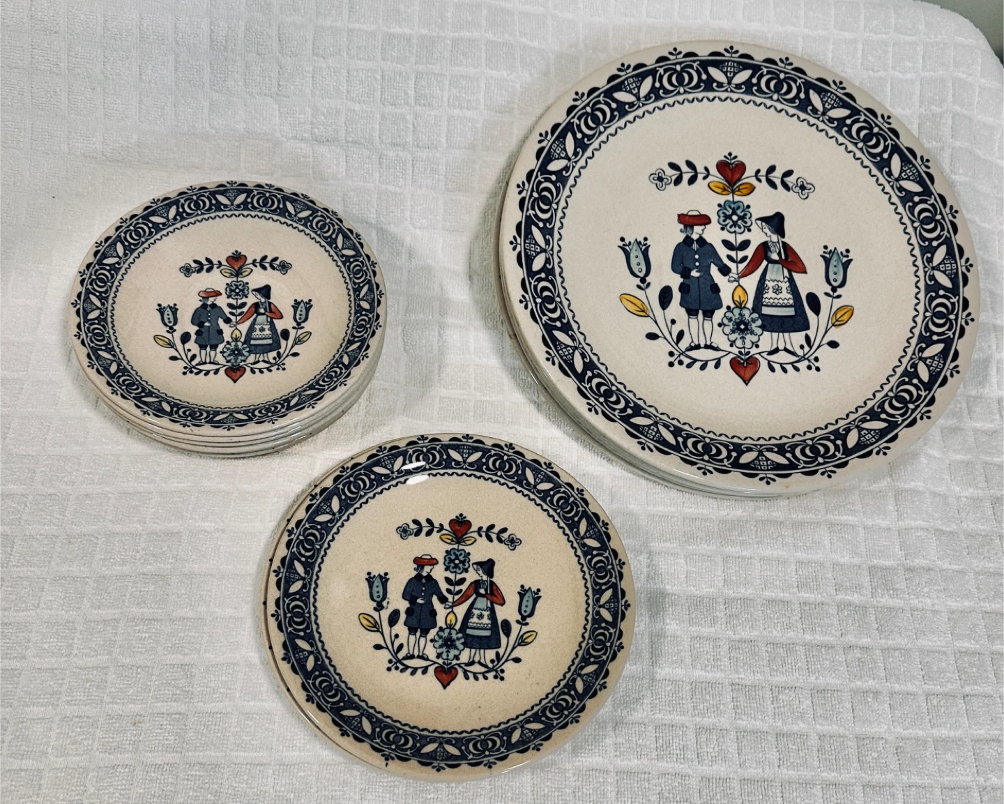 Vintage Old Granite Hearts and Flowers Ironstone Plates… - photo 4