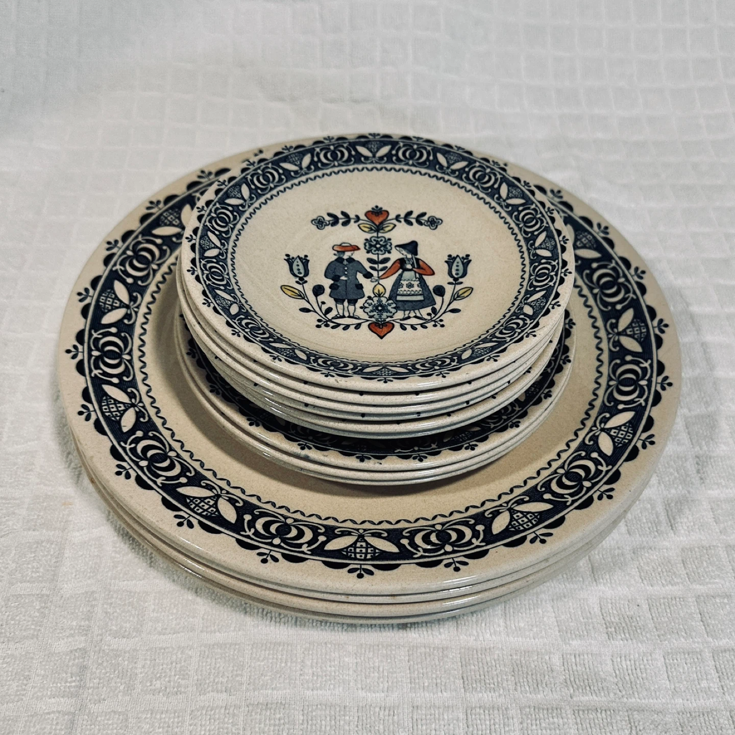 Vintage Old Granite Hearts and Flowers Ironstone Plates… - photo 5