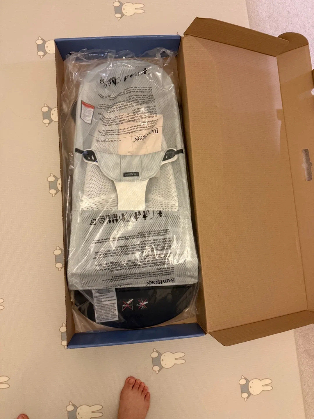 Almost New BabyBjörn Bouncer Balance Soft - Grey image indicator(2)