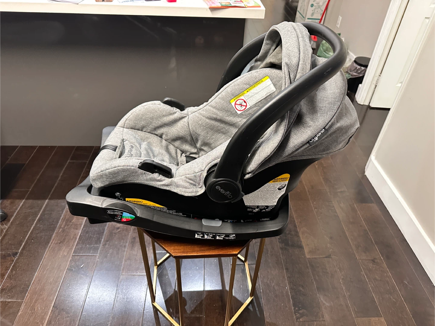 Evenflo LiteMax Infant Car Seat with base - photo 2