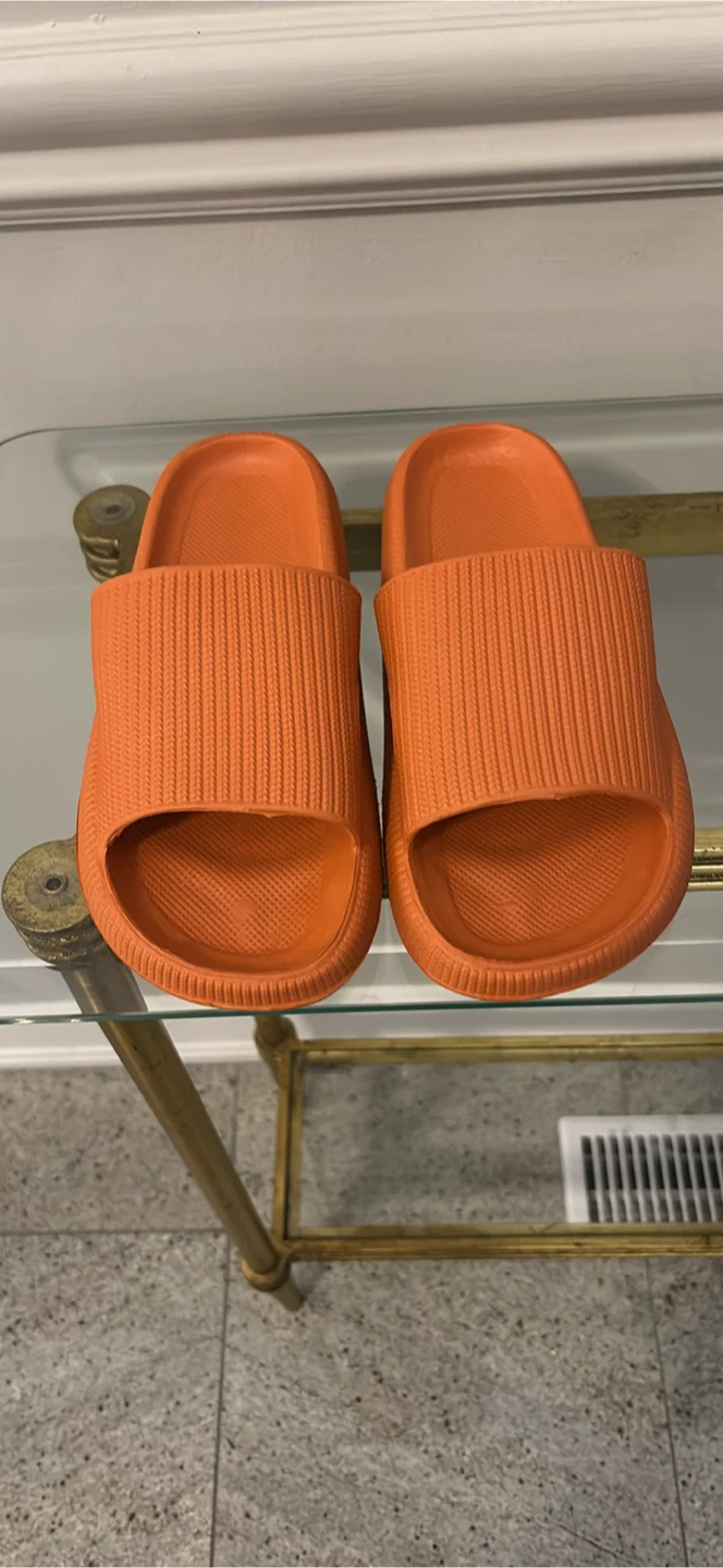 Women’s slippers/sandals