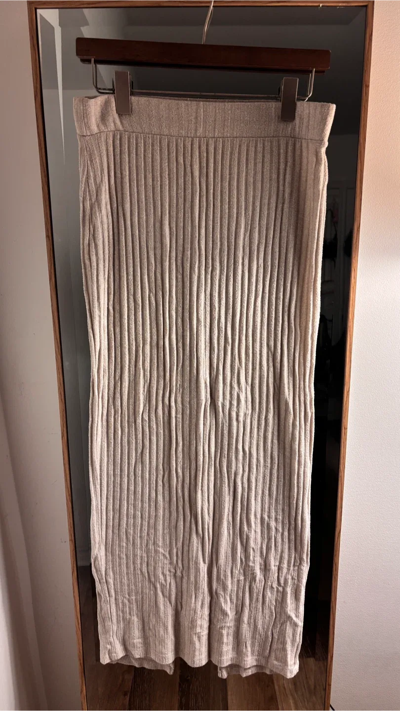Reserved knit beige skirt