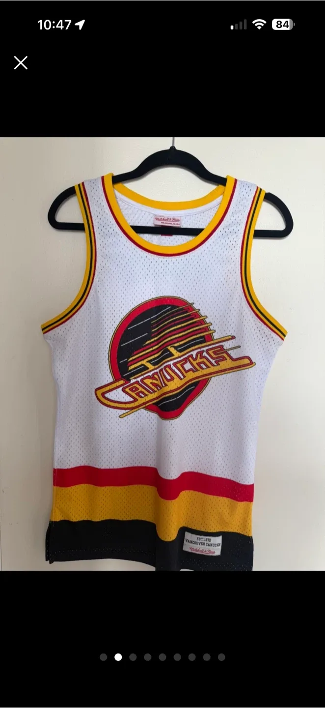 Mitchell & Ness Vancouver Canucks "Flying V" Tank Top (Small) image indicator(2)