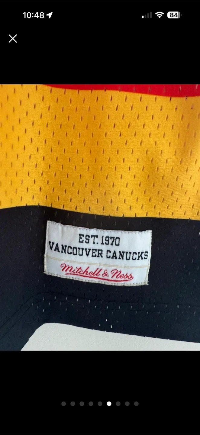 Mitchell & Ness Vancouver Canucks "Flying V" Tank Top (Small) image indicator(6)