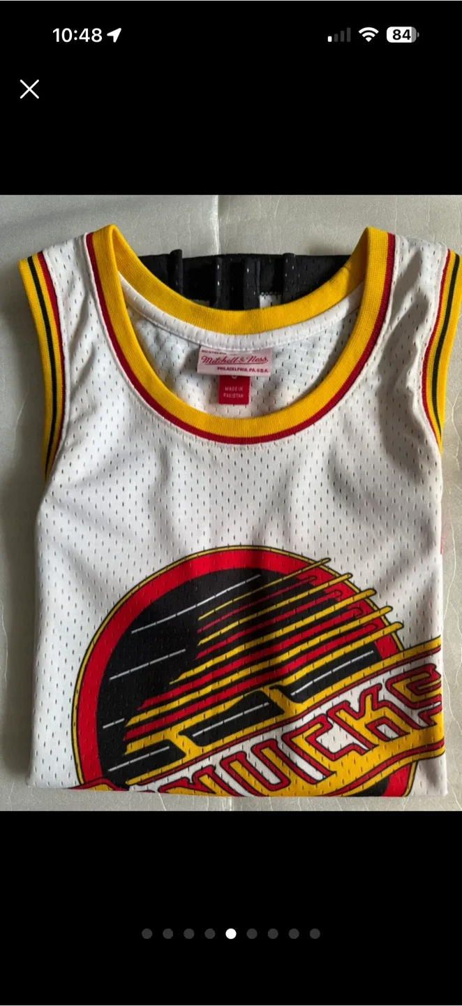 Mitchell & Ness Vancouver Canucks "Flying V" Tank Top (Small) image indicator(5)