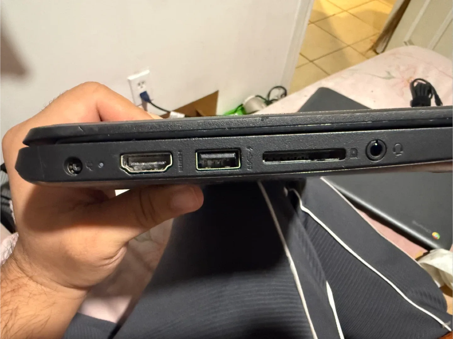 HP Chromebook - No charger Great for school! image indicator(3)