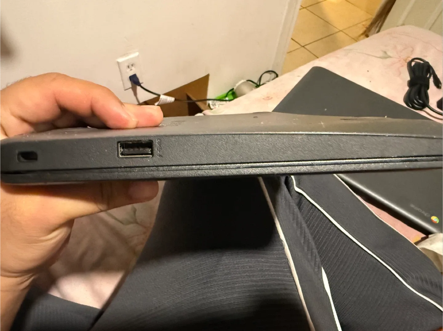 HP Chromebook - No charger Great for school! image indicator(2)