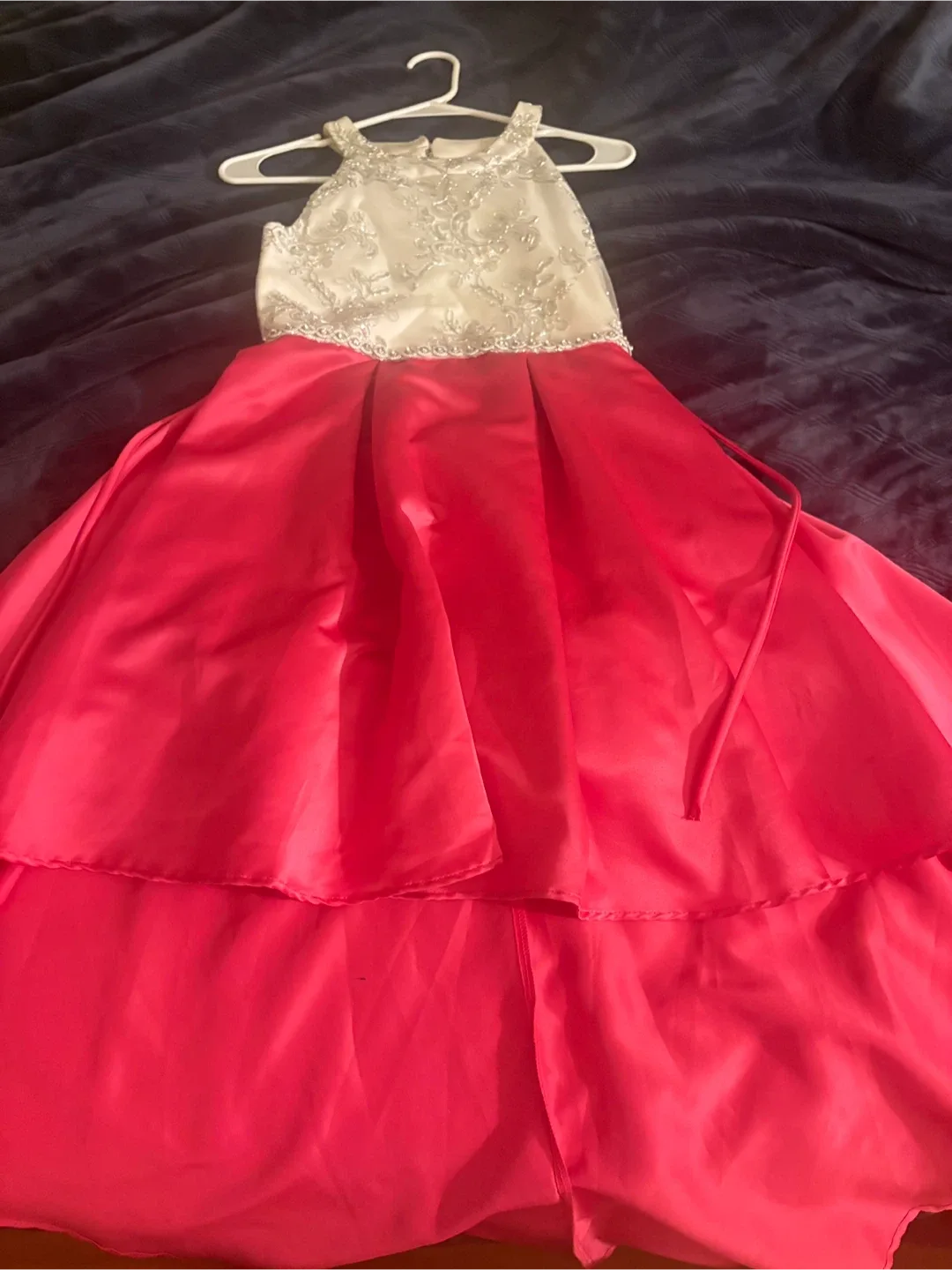 White and pink dress image indicator(2)