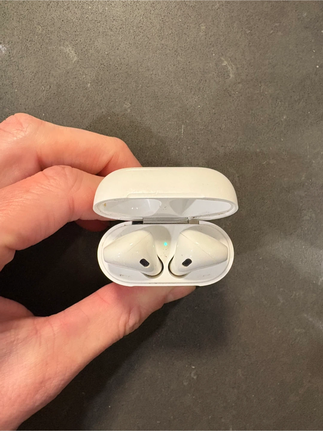 Apple AirPods 2nd Generation - photo 2