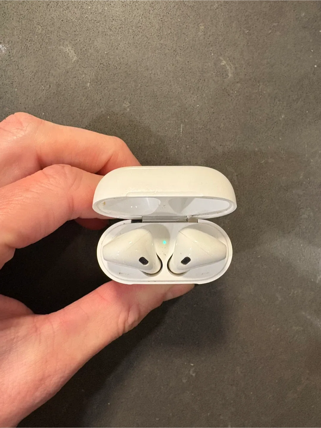 Apple AirPods 2nd Generation image indicator(2)